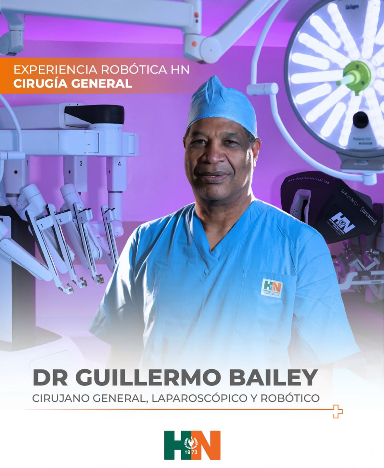 Dr. Guillermo Bailey junto al sistema de cirugía robótica de Hospital Nacional